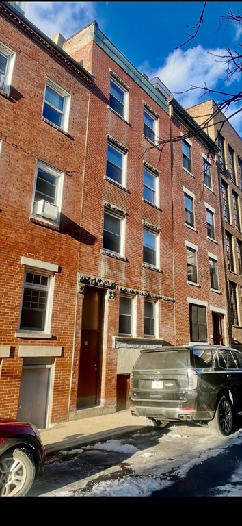 12 Moon Street Boston, MA 02113 - Photo 2 of 9