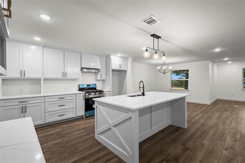 909 Robertson Road Grand Prairie, TX 75050 - Photo 5 of 36 Gallery Image 5