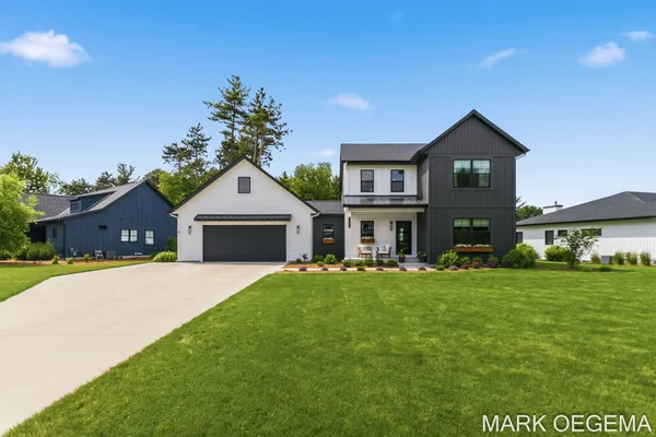 $639,900 | 2721 Pinehill Drive, Holland, MI 49424