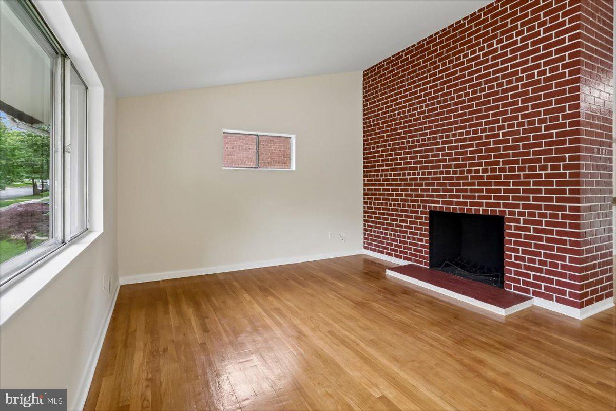 901 Kenbrook Drive Silver Spring, MD 20902 - Photo 2 of 45 Main Level Living Room
