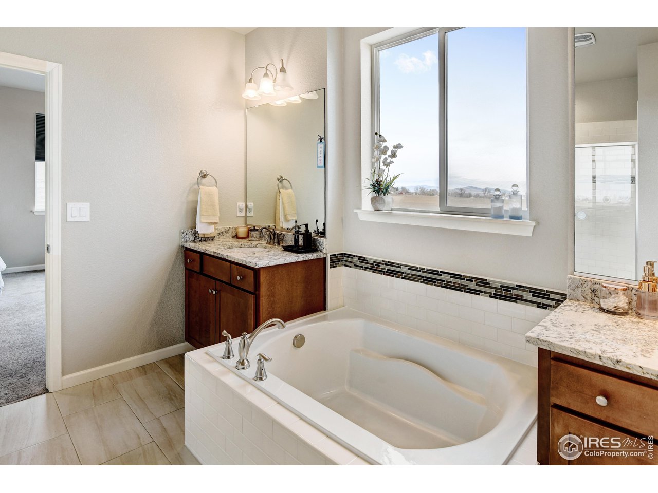 620 Wagon Bend Road Berthoud, CO 80513 - Photo 24 of 39 a bathroom with a tub sink and mirror