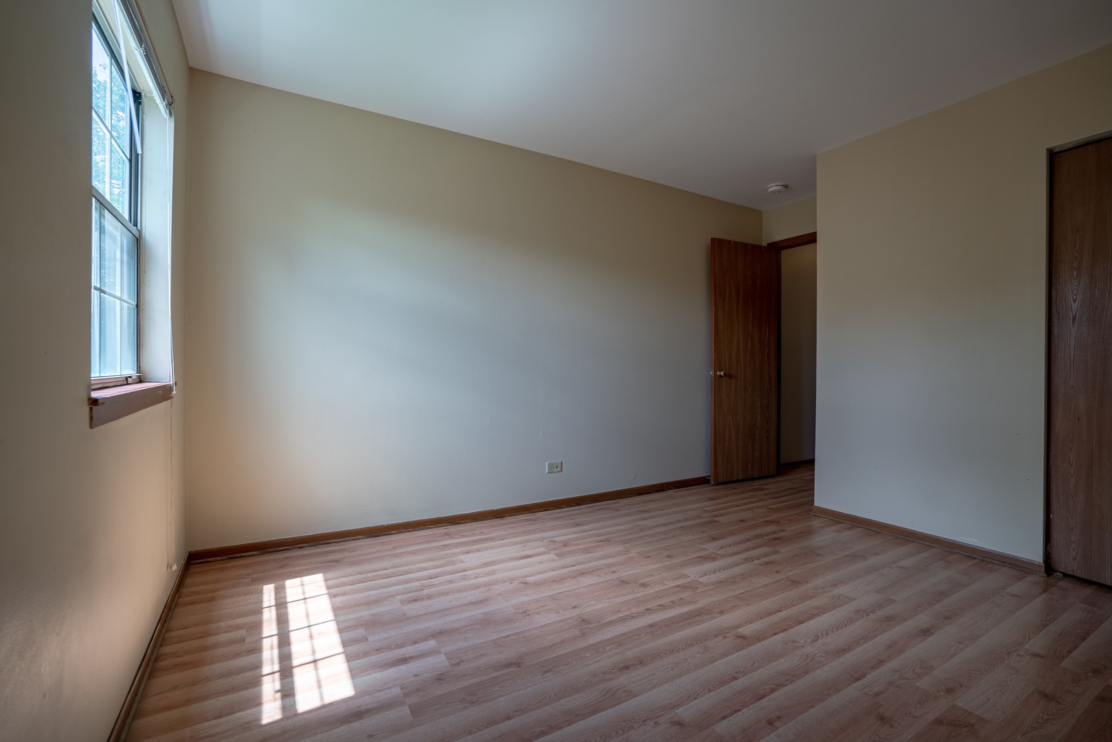 20 Gant Circle, Unit E Streamwood, IL 60107 - Photo 8 of 20 a view of an empty room with wooden floor and a window