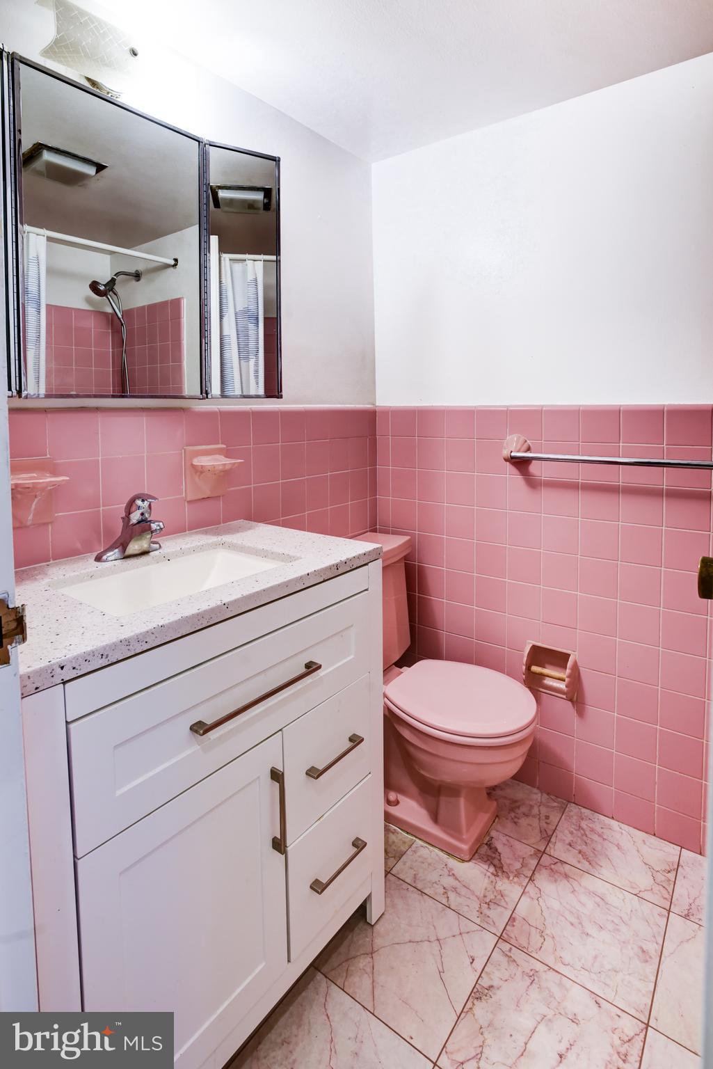 4201 Cathedral Avenue Northwest, Unit 1411E Washington, DC 20016 - Photo 36 of 66 a bathroom with a toilet sink and mirror