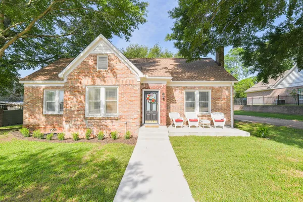 $457,500 | 802 South Day Street, Brenham, TX 77833