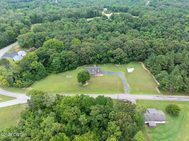 a view of a back yard