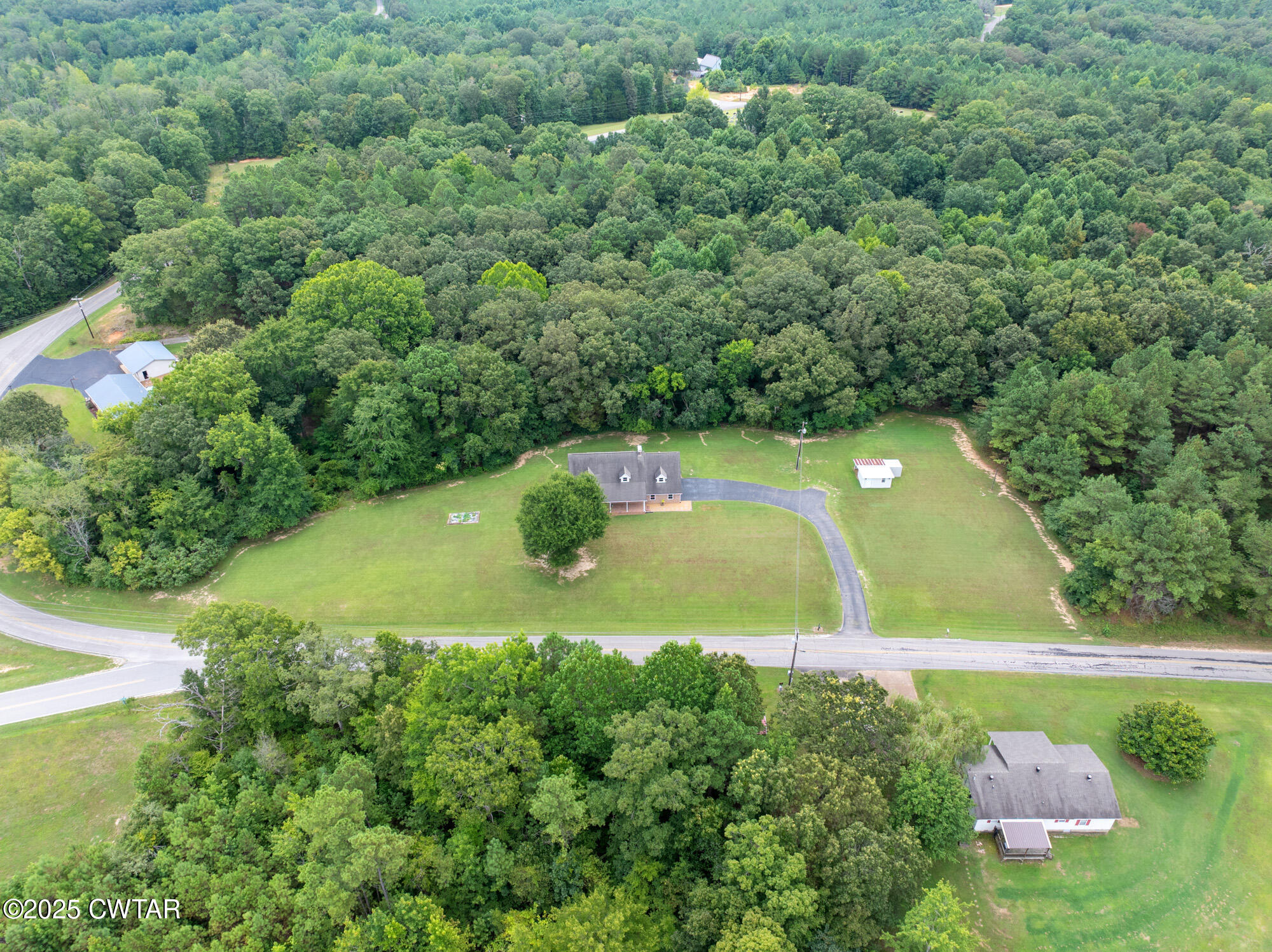 a view of a back yard