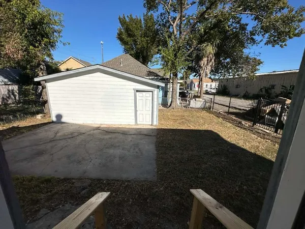 $2,550 | 1912 Gentry Street, Houston, TX 77009