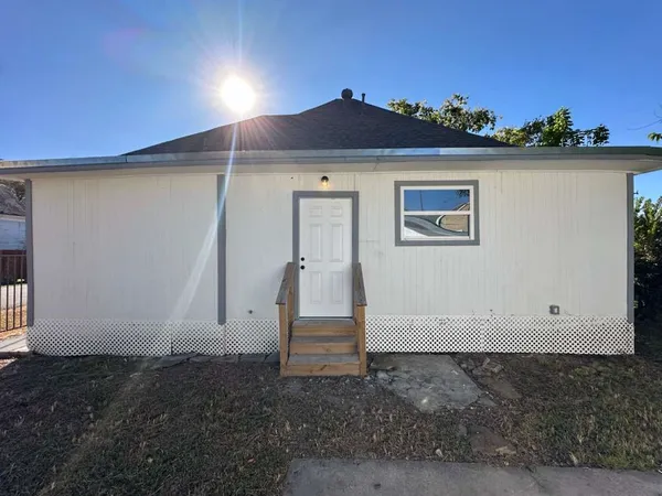 $2,550 | 1912 Gentry Street, Houston, TX 77009