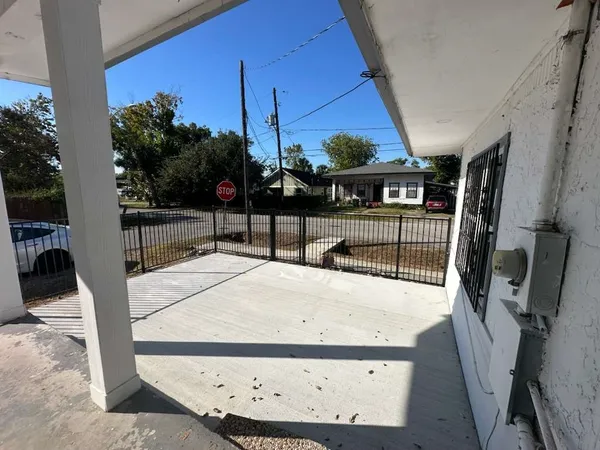 $2,550 | 1912 Gentry Street, Houston, TX 77009