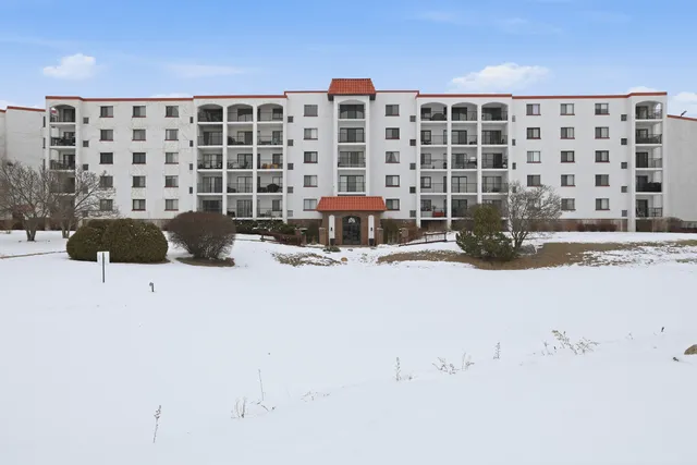 $255,000 | 375 Plum Creek Drive, Unit 501, Wheeling, IL 60090