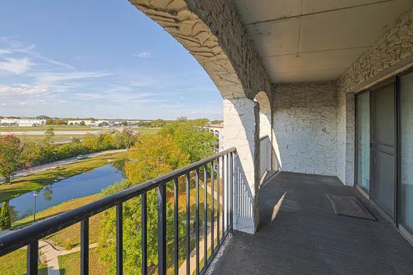 $255,000 | 375 Plum Creek Drive, Unit 501, Wheeling, IL 60090