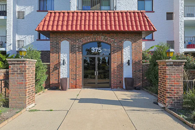 $255,000 | 375 Plum Creek Drive, Unit 501, Wheeling, IL 60090