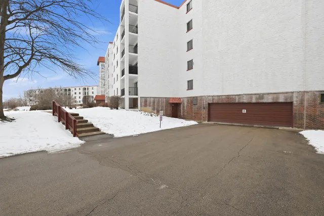 $255,000 | 375 Plum Creek Drive, Unit 501, Wheeling, IL 60090