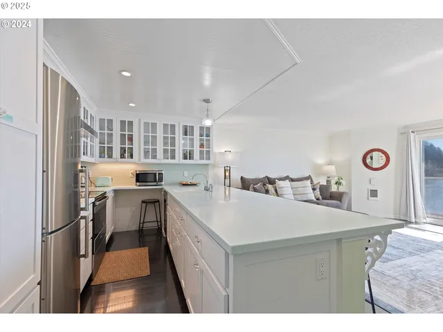 $615,000 | 1116 Southwest 51st Street, Unit 206, Lincoln City, OR 97367