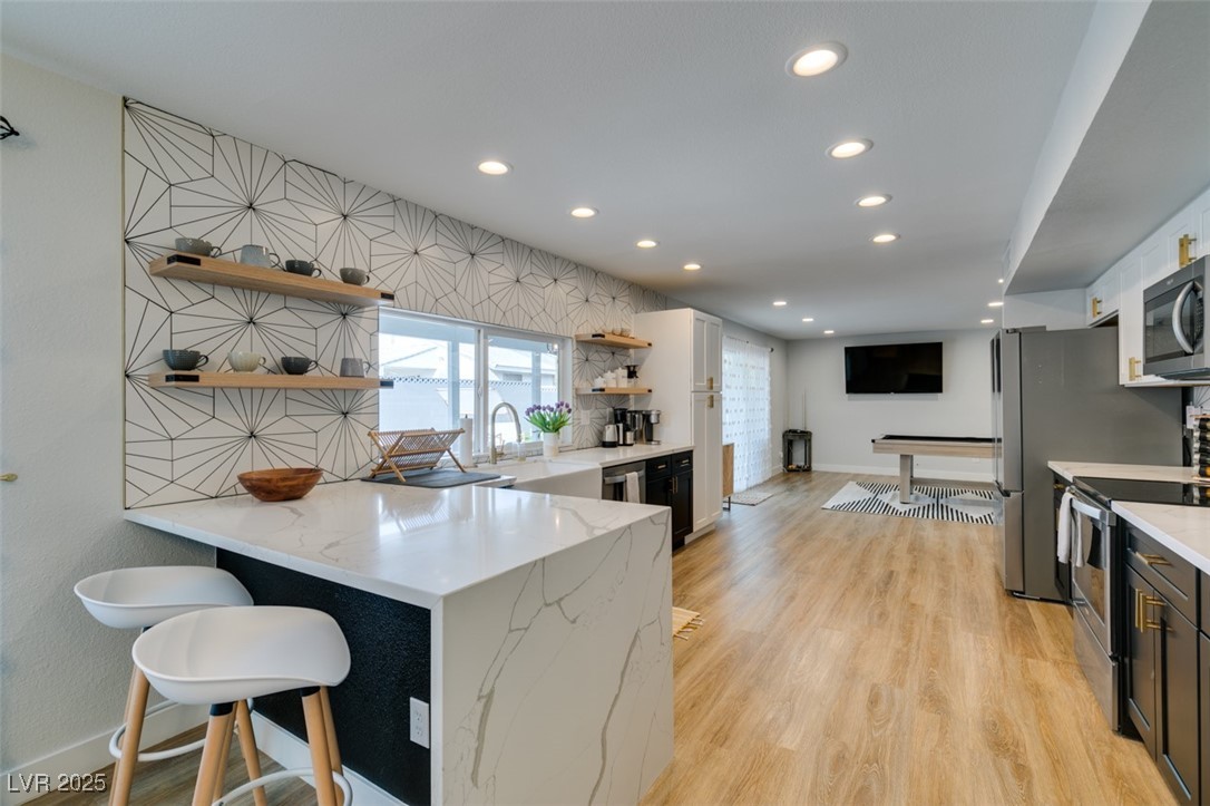 2000 Springview Drive Las Vegas, NV 89146 - Photo 3 of 29