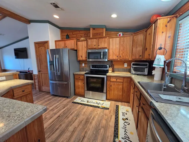 $2,400 | 708 C Town Creek Road, Kerrville, TX 78028