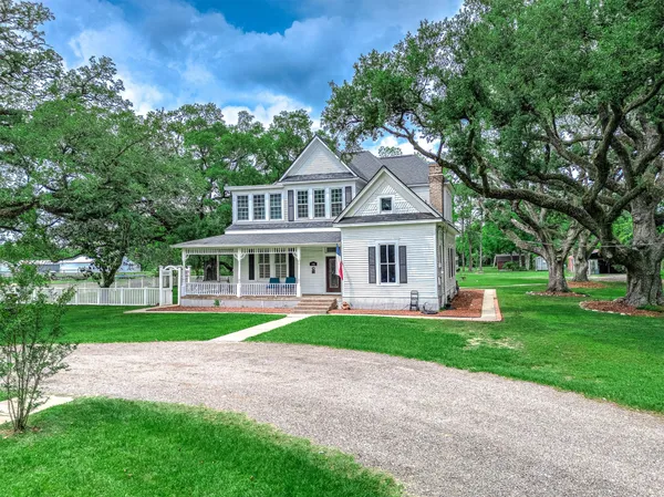 $499,999 | 600 South Walker Street, Angleton, TX 77515