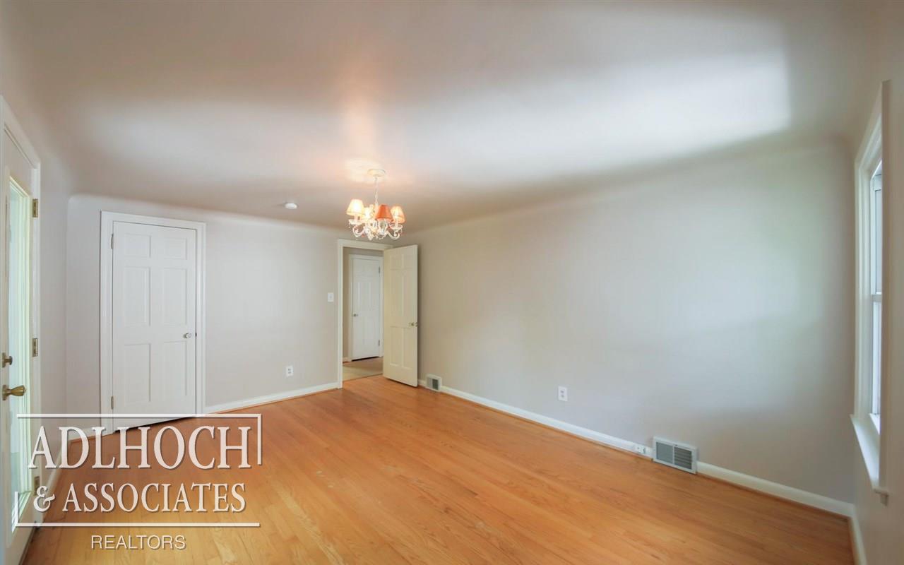 286 Fisher Road Grosse Pointe, MI 48230 - Photo 20 of 29 31300939-19.JPG