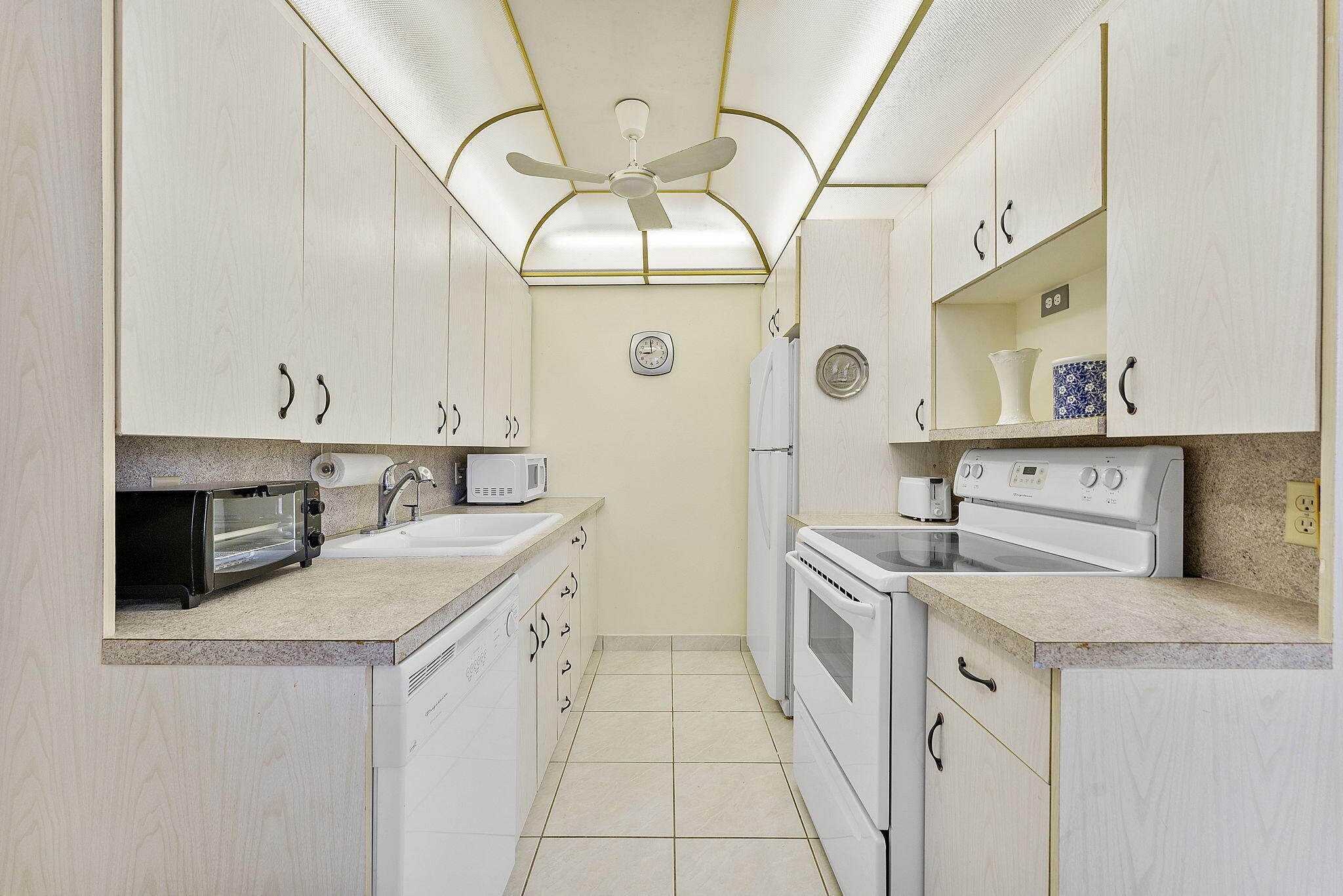 3027 Guildford East Boca Raton, FL 33434 - Photo 6 of 37 CV 22