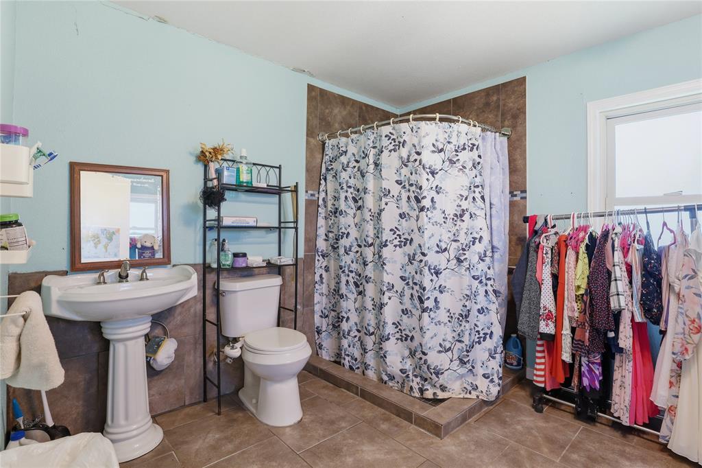 1517 Wiggins Road Maypearl, TX 76064 - Photo 15 of 31 2nd primary with accessible bathroom