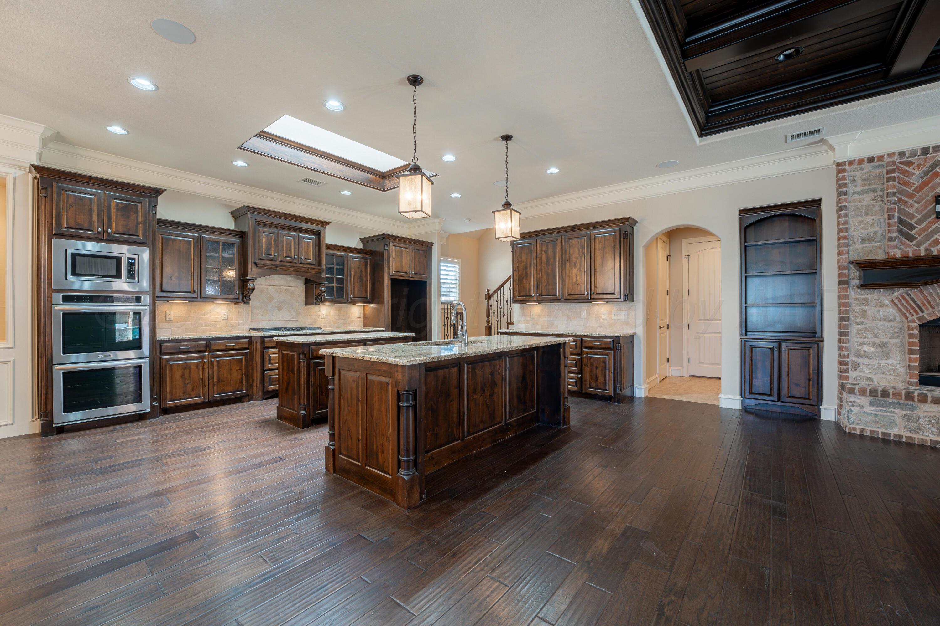 212 Banks Drive Amarillo, TX 79124 - Photo 4 of 37 4 LIVING KITCHEN