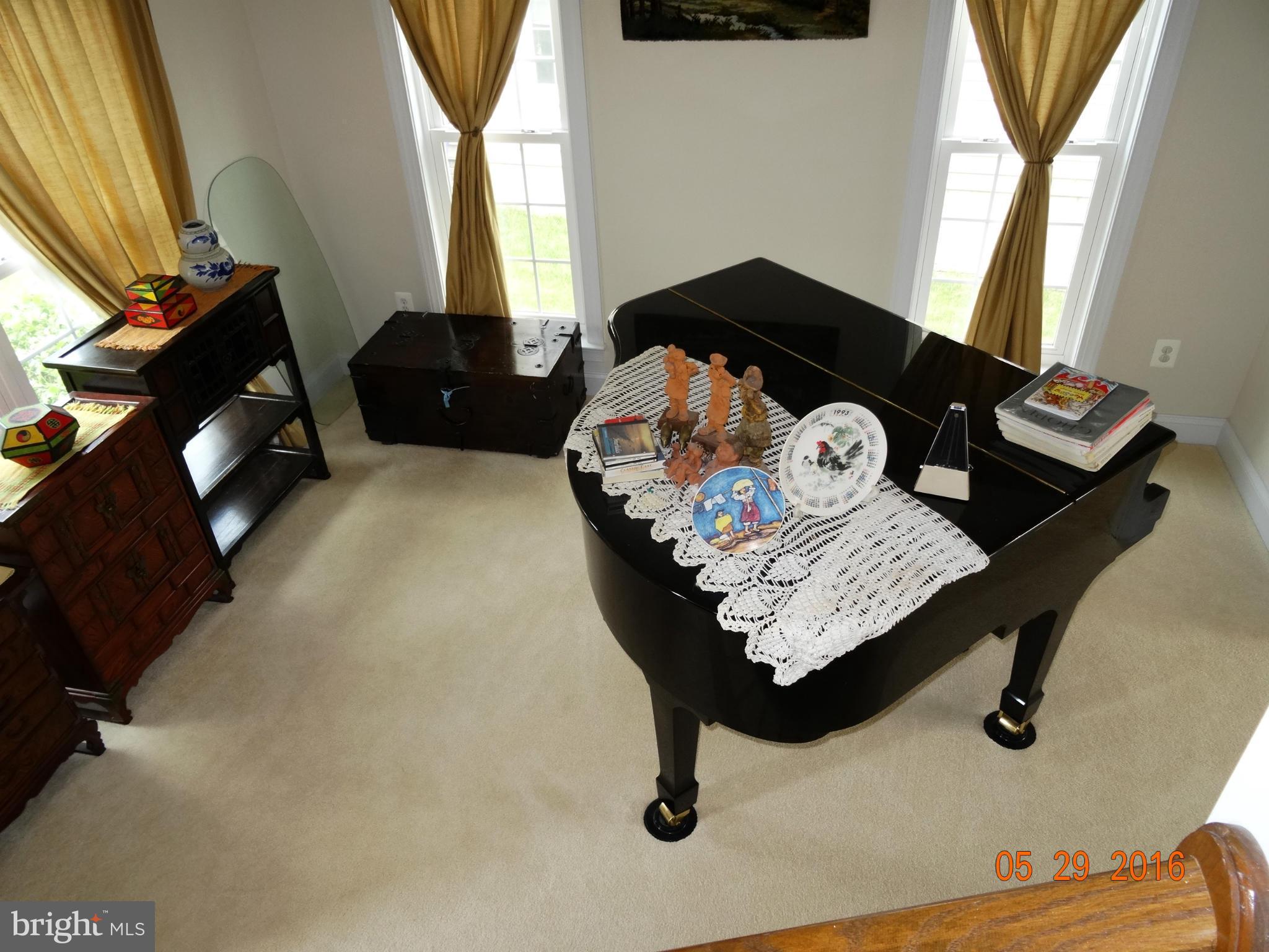 8087 High Castle Road Ellicott City, MD 21043 - Photo 18 of 28 Living Room