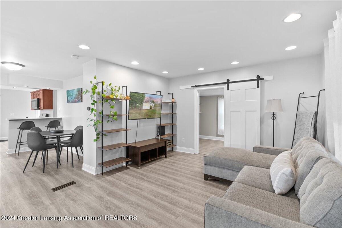 2558 Gilbert Road Lansing, MI 48911 - Photo 25 of 42 25-Media Jett - 25