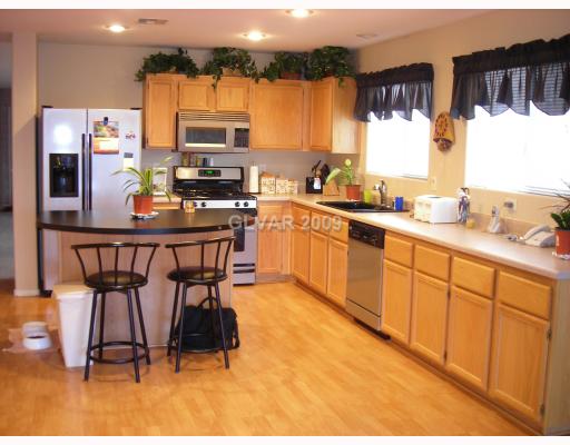 190 White Butte Street Henderson, NV 89012 - Photo 3 of 11 Kitchen.