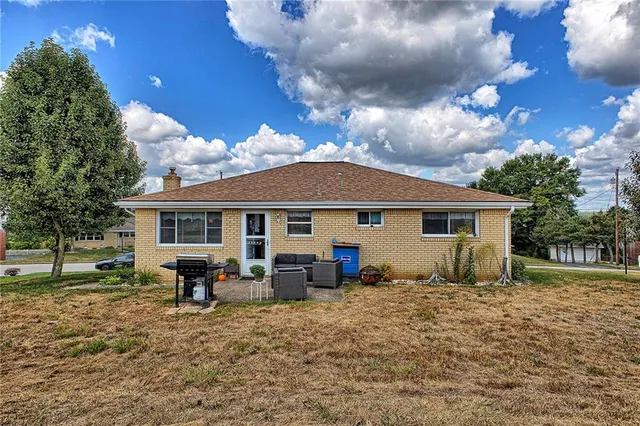 a view of a house with a yard