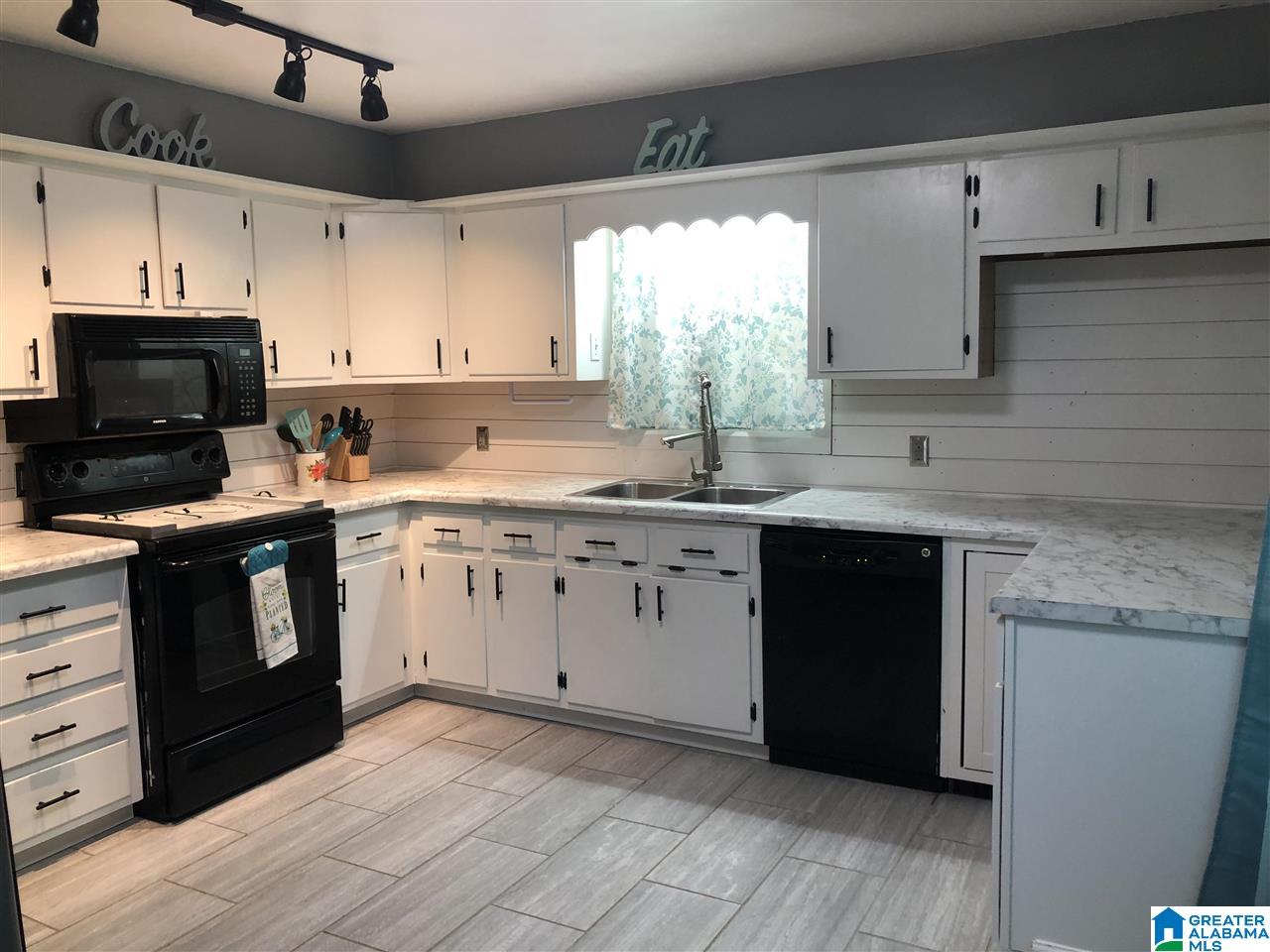 530 Deerfield Road Hayden, AL 35079 - Photo 8 of 29