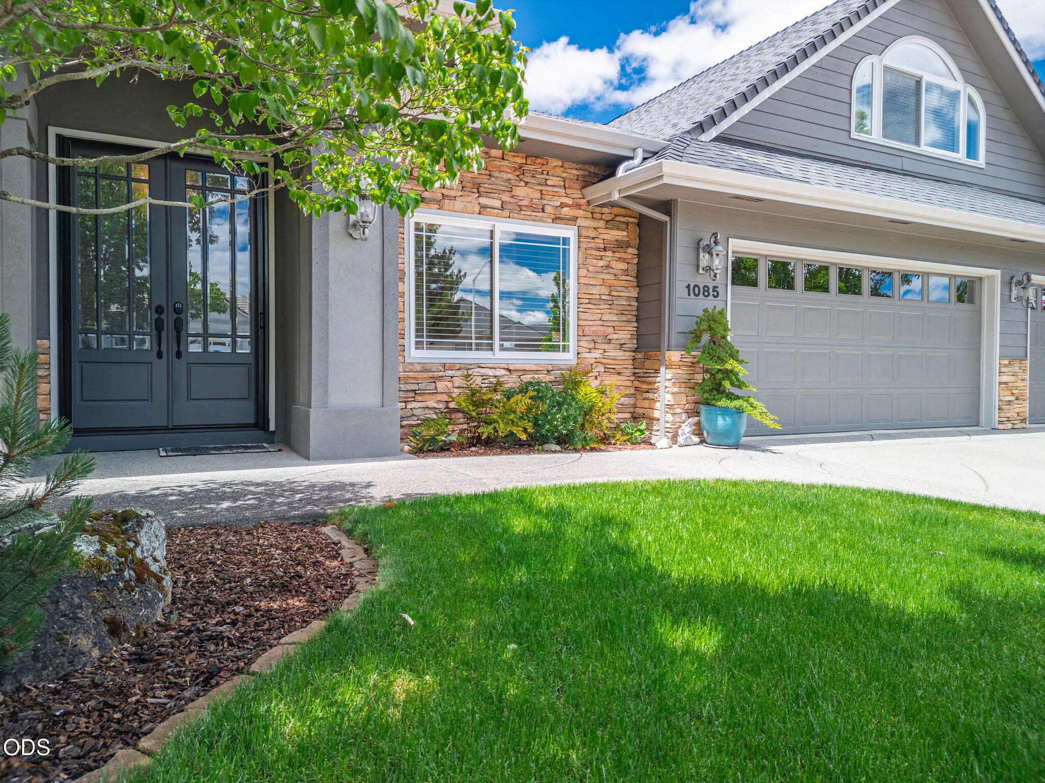 1085 Oak Grove Court Eagle Point, OR 97524 - Photo 4 of 70