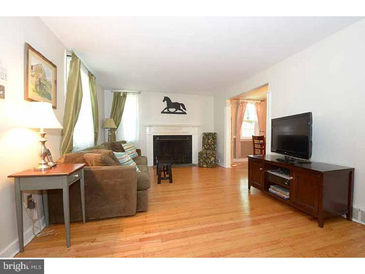 136 Homestead Road Wayne, PA 19087 - Photo 2 of 15 Living Room