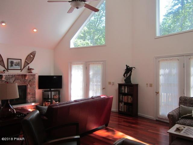 109 Lakeview Road Lackawaxen, PA 18435 - Photo 6 of 50 6 LIVING ROOM