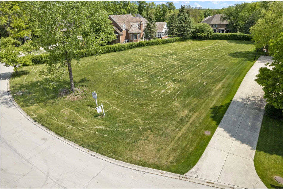 48 Muirfield Circle Wheaton, IL 60189 - Photo 1 of 6 a backyard of a house with lots of green space