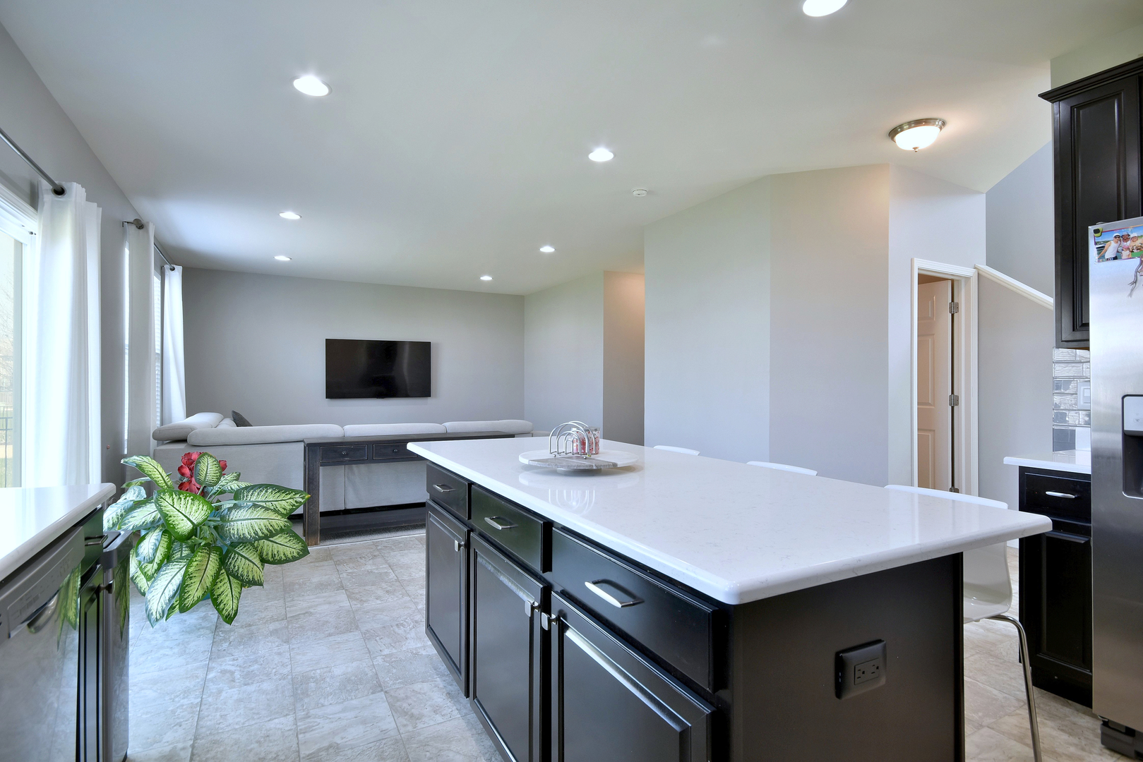 168 Reston Lane Gilberts, IL 60136 - Photo 16 of 43 a kitchen with a table and chairs in it