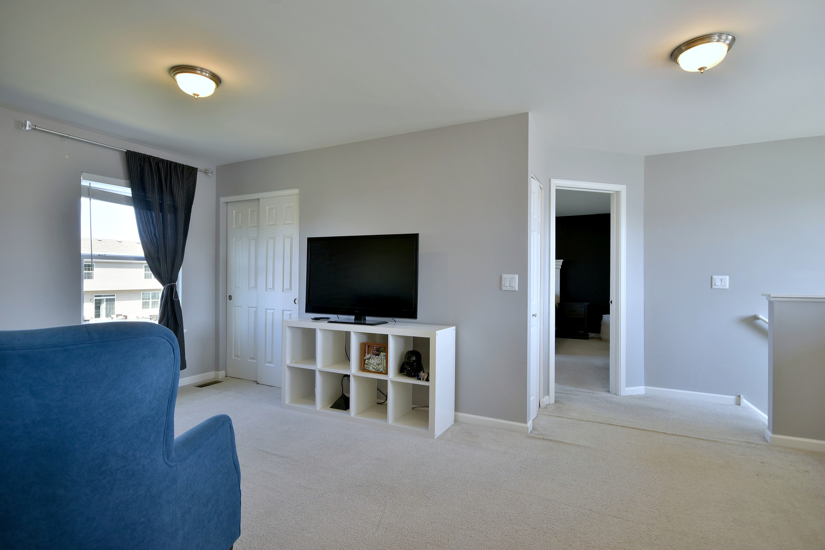 168 Reston Lane Gilberts, IL 60136 - Photo 23 of 43 a living room with furniture and a flat screen tv