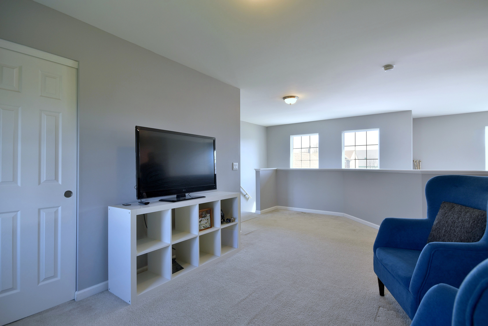 168 Reston Lane Gilberts, IL 60136 - Photo 25 of 43 a living room with furniture and a flat screen tv