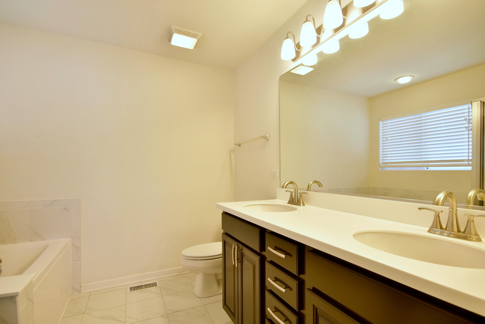 168 Reston Lane Gilberts, IL 60136 - Photo 34 of 43 a bathroom with a sink a toilet and a mirror