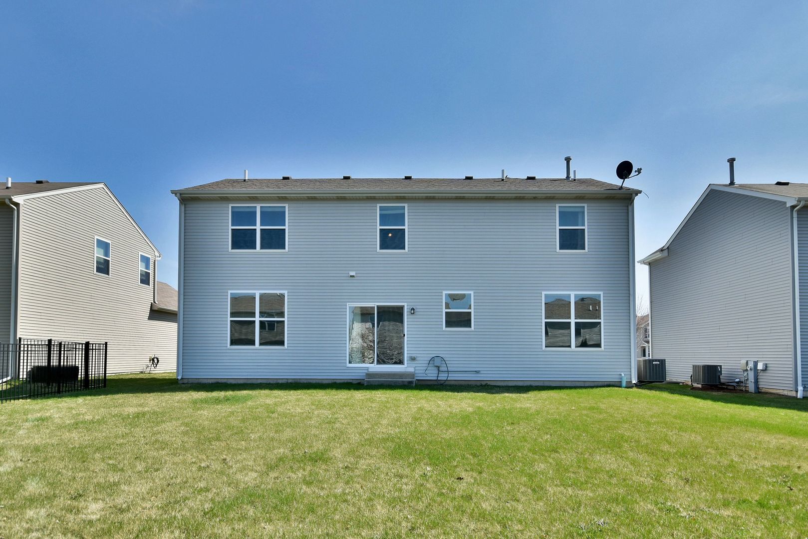 168 Reston Lane Gilberts, IL 60136 - Photo 43 of 43 a front view of a house with a yard