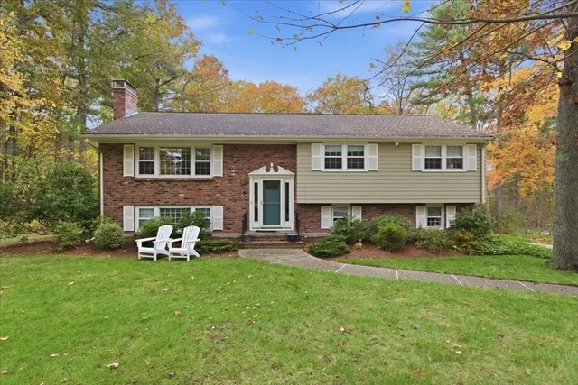 $899,000 | 17 Rolling Lane, Medfield, MA 02052