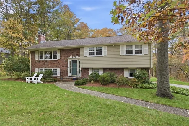 $899,000 | 17 Rolling Lane, Medfield, MA 02052