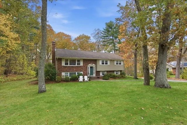 $899,000 | 17 Rolling Lane, Medfield, MA 02052