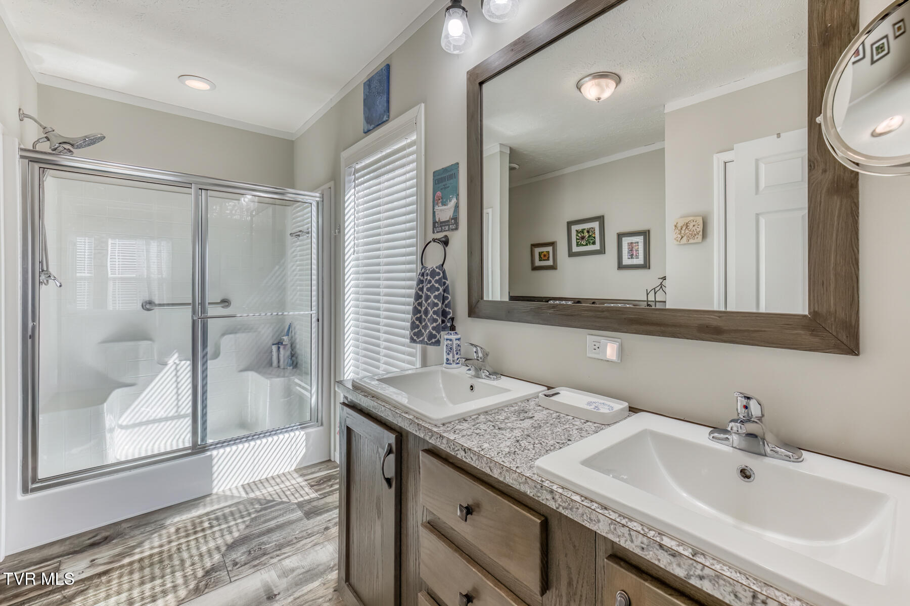 292 Clark Road Bristol, TN 37620 - Photo 18 of 42 En-Suite bath