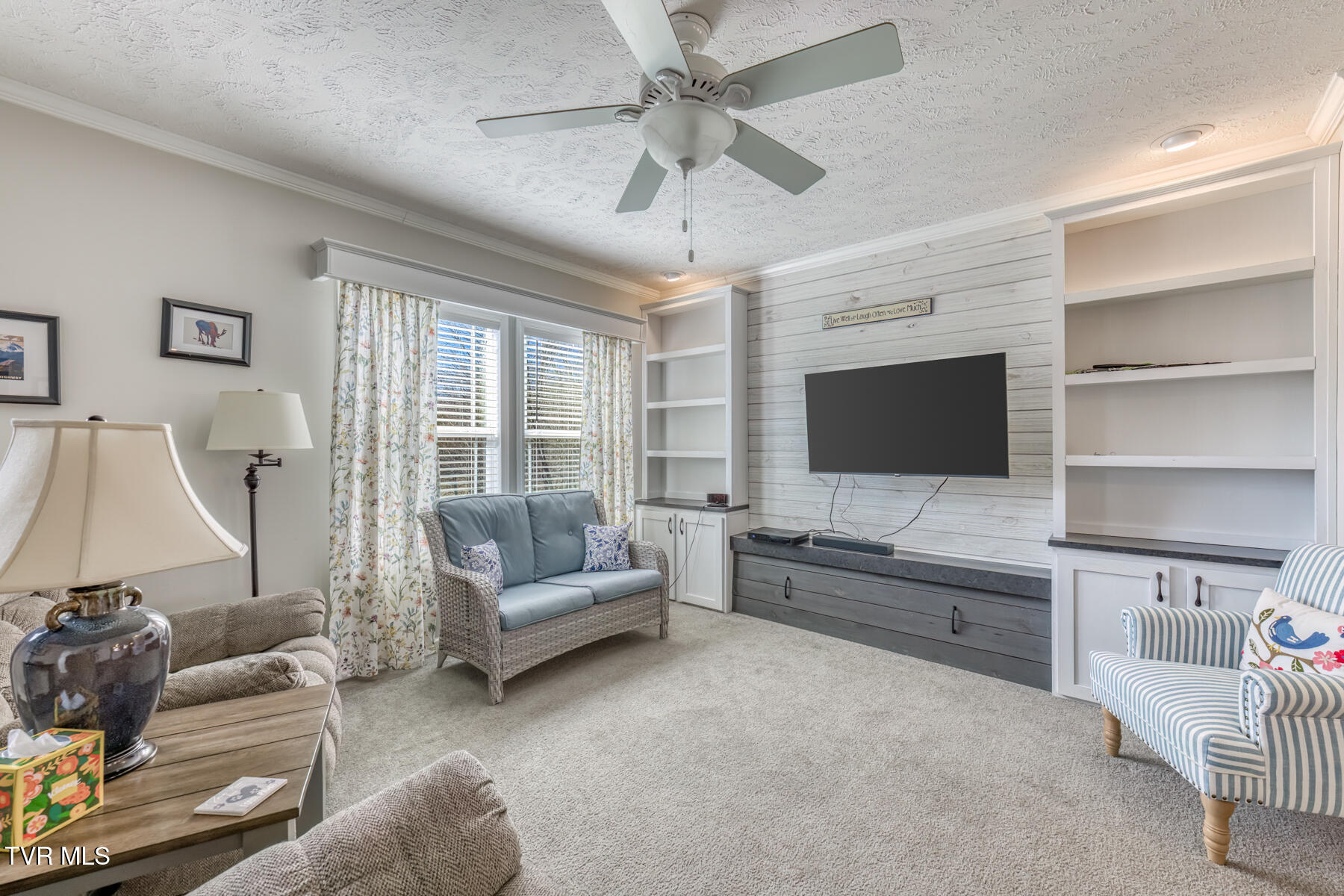 292 Clark Road Bristol, TN 37620 - Photo 6 of 42 Living rm 2