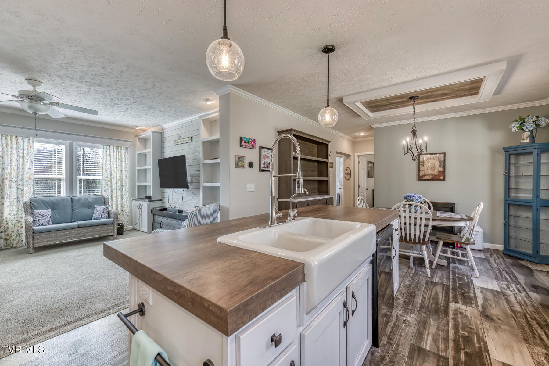 292 Clark Road Bristol, TN 37620 - Photo 9 of 42 Open concept kitchen & dining