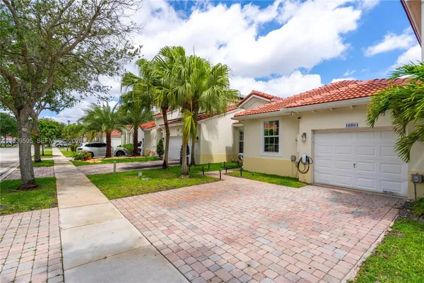 a view of a house with yard and tree s