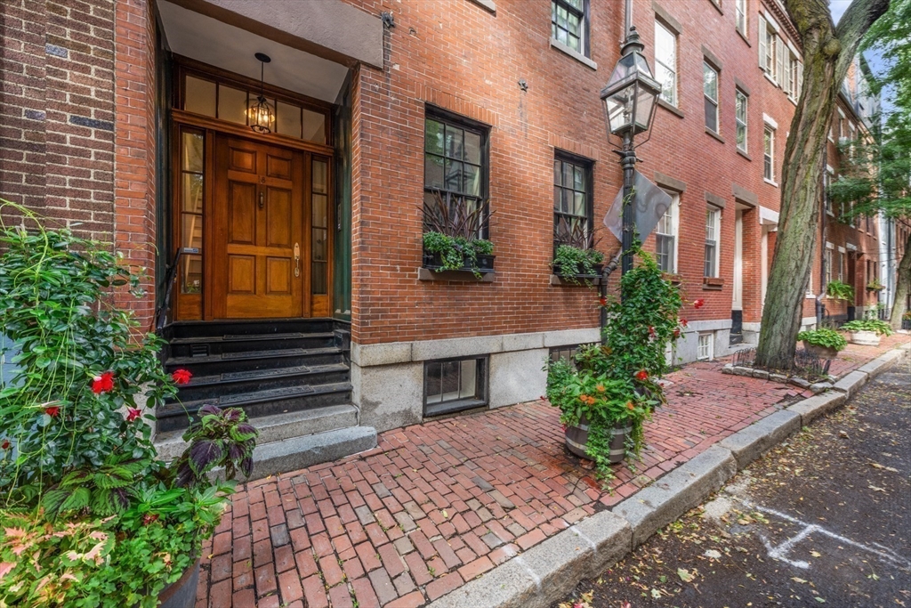 18 Melrose Street, Unit 1 Boston, MA 02116 - Photo 21 of 24 a house view with a garden space