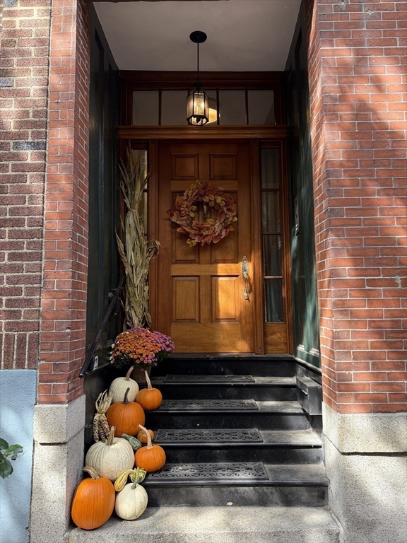 18 Melrose Street, Unit 1 Boston, MA 02116 - Photo 22 of 24 a room with table and chairs