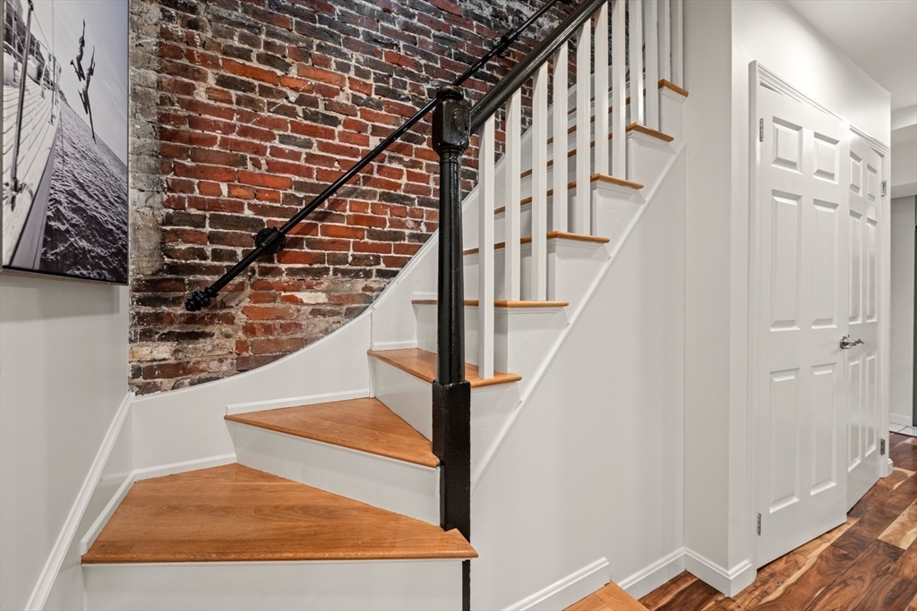 18 Melrose Street, Unit 1 Boston, MA 02116 - Photo 10 of 24 a view of entryway
