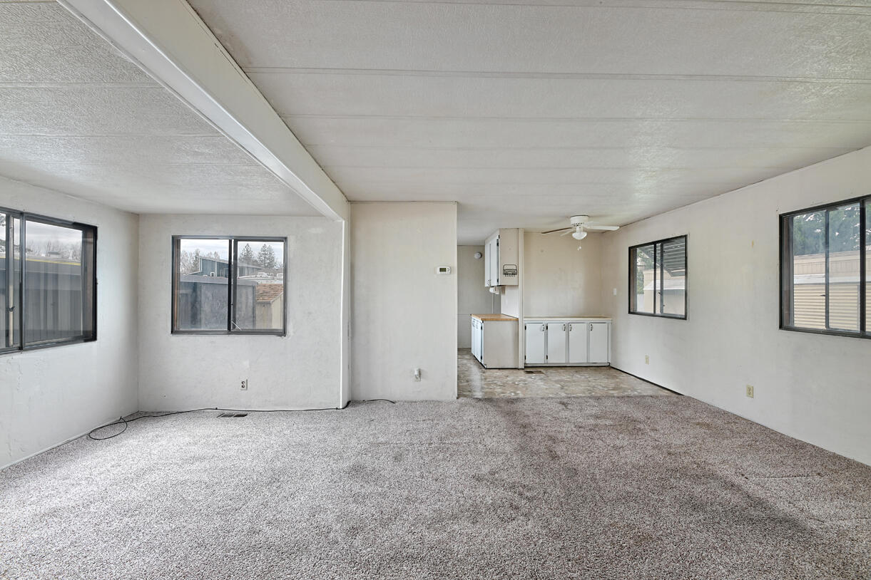 2385 Table Rock Road, Unit 81 Medford, OR 97501 - Photo 6 of 20 6. Living-pop out_eating area_